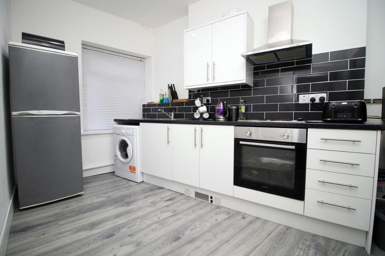 Executive Style 2 Bed Flat In Bridgend F2 *